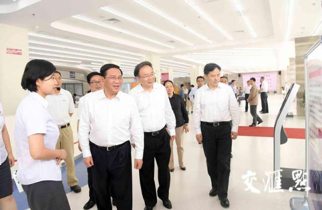 党员干部如何做好 店小二 ?李强提出 亲 清 二字