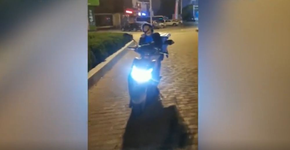 民警喊醒深夜在路口睡着的外卖小哥