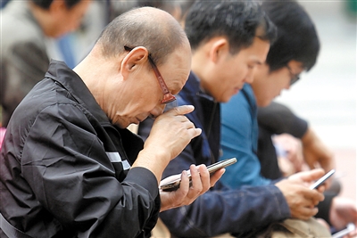 走路看手机 开车看手机 逛街看手机 等车看手机