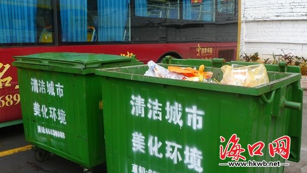 滨海街道多处垃圾桶未加盖。 为迎接省爱卫会暗访检查,6日起海口市双创工作指挥部联合各职能部门,兵分6路,对全市26个镇街开展为期2天的创卫模拟暗访检查。本次检查以镇、街道办为单位,按照建成区东、南、西、北、中5个方位随机检查。检查主要包括主次干道、背街小巷、农贸市场、建筑工地、住宅区、城中村、农贸市场、小餐饮店、小美容美发、小旅店、网吧、医院、公共厕所等方面。 垃圾乱堆乱放,绿化带存死角 6日,第一检查组暗访了秀英区秀英街道、海秀街道卫生情况和全力备战创卫省检情况,检查中发现,垃圾乱堆乱放、