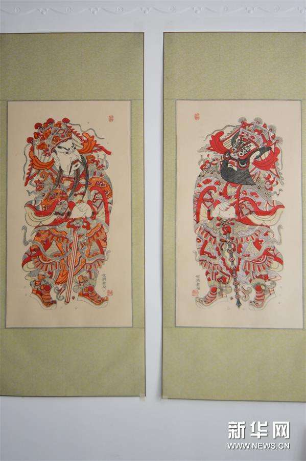 凤翔木版年画代表性传承人邰立平在复制雕刻、制作年画模板(2月26日摄)。新华社记者 陈昌奇 摄 新华社西安3月2日电(记者 陈昌奇 蔡馨逸)尚未踏进邰立平的凤翔木版年画工作室,雕刻木版而敲击木头的咄咄声就传入耳中,淡淡的墨香扑鼻而来。推门而入,映入眼帘的便是墙上挂着的四幅全开大门神木版年画,这几幅巨作吸引着来客的目光。 方弼、方相、秦琼、敬德四位门神,饱满的面庞上怒目圆睁,五短身材孔武有力,大红大绿的颜色热烈饱满。它们守护着一方平安,也见证了凤翔木版年画500多年的兴衰变迁。 过春节贴年画,是流传在陕西