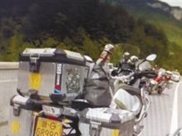 重庆上 百辆摩托 车 强闯高速 遇查强行冲关(图)