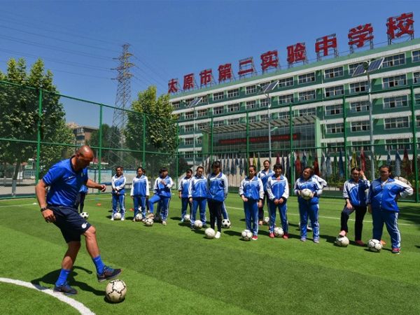 外籍足球教练:让更多中国孩子和足球交朋友
