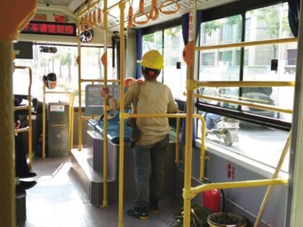 建筑工 怕弄脏座椅站一路  司机:坐吧,脏了我擦 图