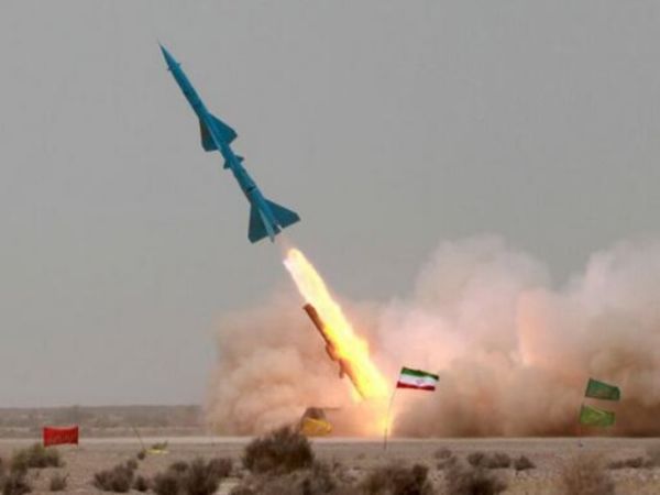 无视美国制裁 伊朗军方军演中试射导弹_金羊网