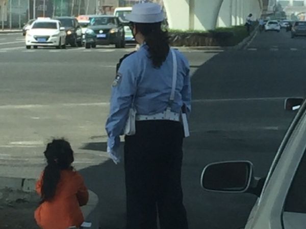 感人一幕:6岁女童蹲路边 陪交警妈妈 周末 执勤 