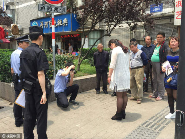  不明液体从天而降  女子被灼伤丝袜烧破