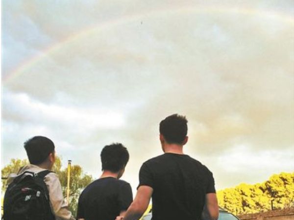 前快递员劫杀女子 刑警拍 彩虹抓捕图  走红 