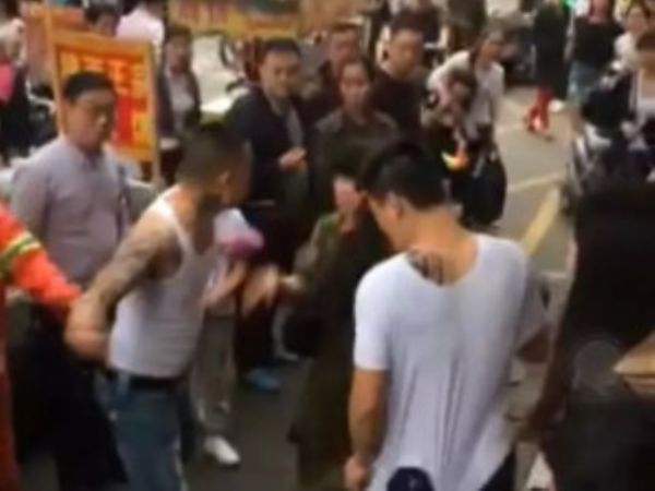 女子 推婴儿车 碰到人 一家4口遭4名大汉当街 暴打 