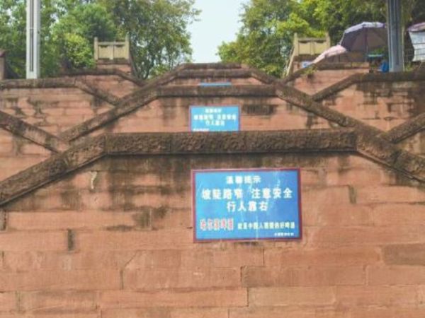  游客坠亡公园 天梯  无护栏隐患上报两年没人管