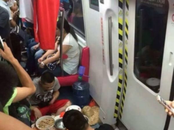 广州:三 男子 在 地铁 上晾衣服 支 桌子 吃饭  被请下