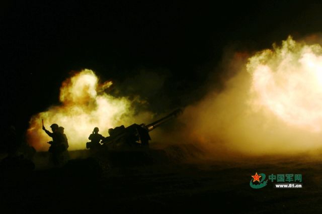 炮兵团夜训有啥不一样?看火炮怒射瞬间