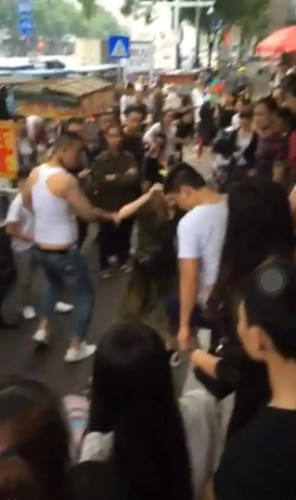 女子 推婴儿车 碰到人 一家4口遭4名大汉当街 暴打 