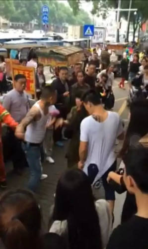 女子 推婴儿车 碰到人 一家4口遭4名大汉当街 暴打 