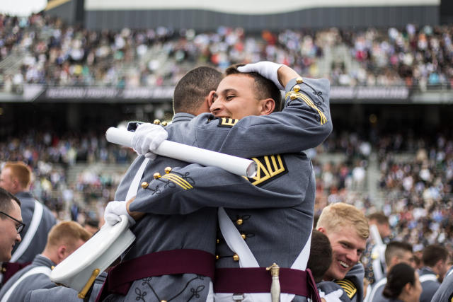 美国 西点军校 举行 毕业典礼 