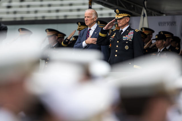 美国 西点军校 举行 毕业典礼 