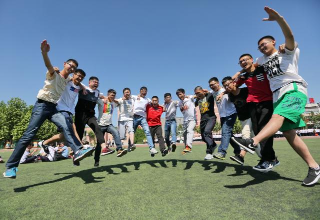 5月24日,河北省衡水市第二中学高三学生在操场开展课外减压放松活动