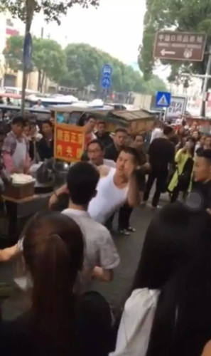 女子 推婴儿车 碰到人 一家4口遭4名大汉当街 暴打 