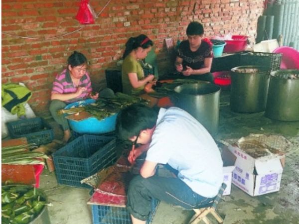 警惕! 粽子黑作坊藏 在蔬菜 大棚  蒸熟的粽子泡在