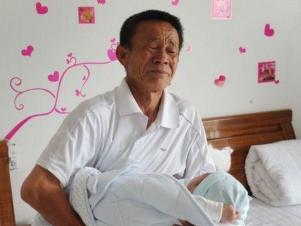 陕西汉中女大学生 上午产子下午上课  20天后死