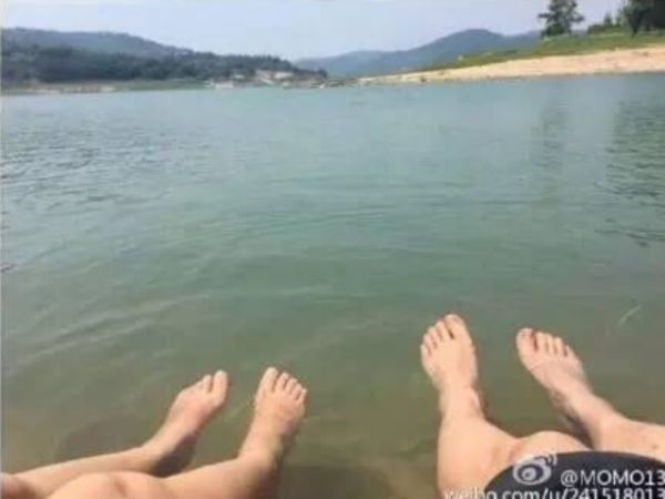 陕西 女子水源地泡脚 :让市民喝我的洗脚水