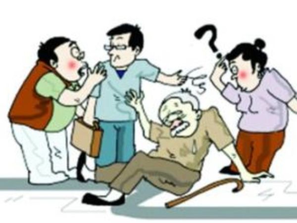 八旬 老太摔倒拒绝 让 人扶 ,为何?