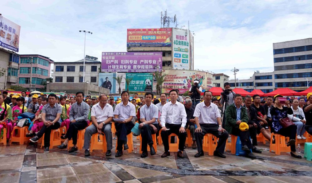 普定县开展2016年“安全生产月”宣传咨询活动