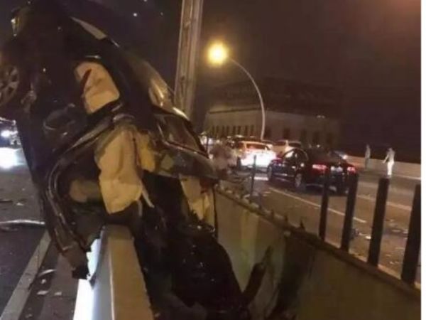  奥迪飞高架桥悬空  现场图曝光十分惊险