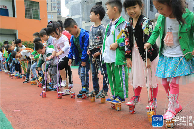 6月3日,湖南省吉首市思立幼儿园小朋友用易拉罐制成"高跷"进行比赛.