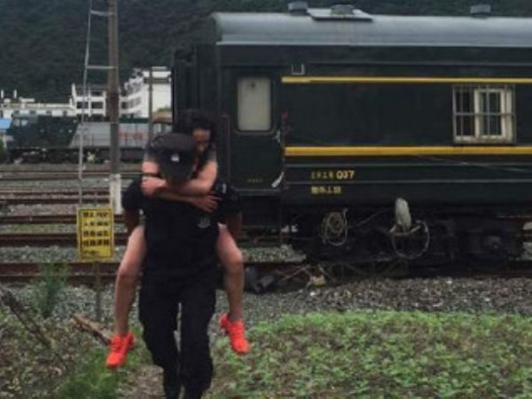 太冲动!女子 着急见男友 却坐错车 直接 跳火车 