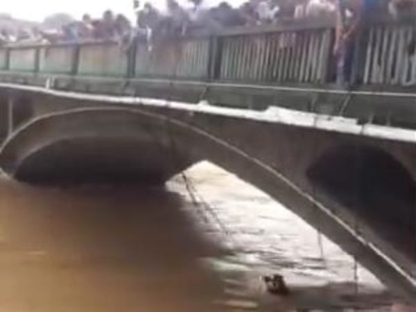 湖南 武警被洪水冲走 两公里 群众桥上结绳网施