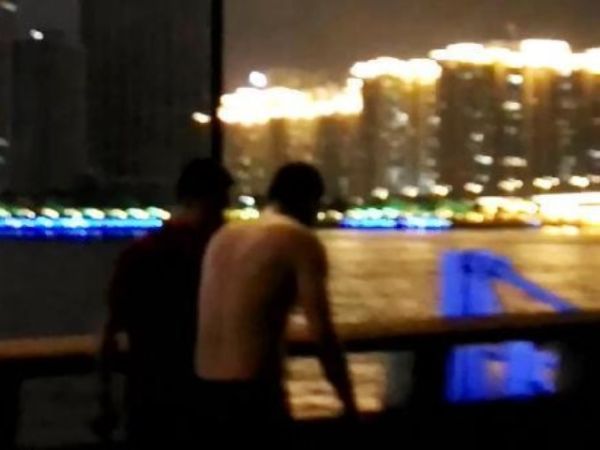  女子 在广州塔边 玩自拍掉珠江  游客以为是大鱼