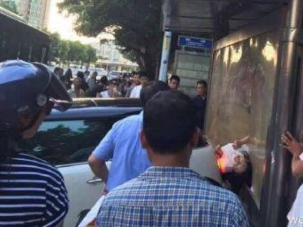 女子 开车擦泪失控撞人  被撞者几乎嵌进广告牌