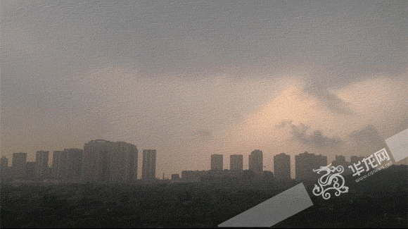 天上乌云密布并不断伴有电闪雷鸣,gif动图展示云层快速飘移的状态