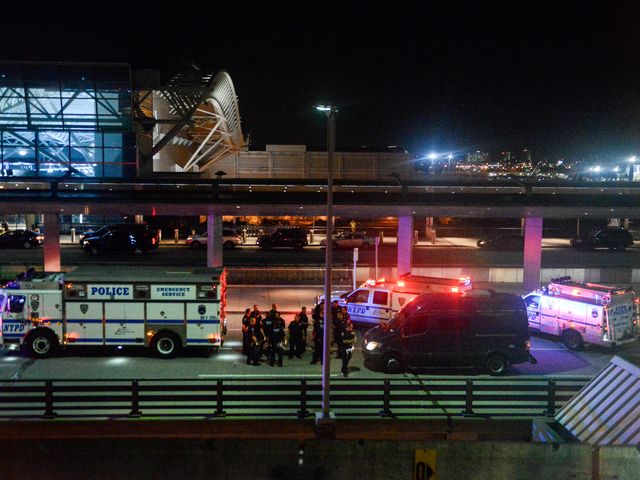 警察在8号航站楼外警戒。（图片来源：新华/路透）