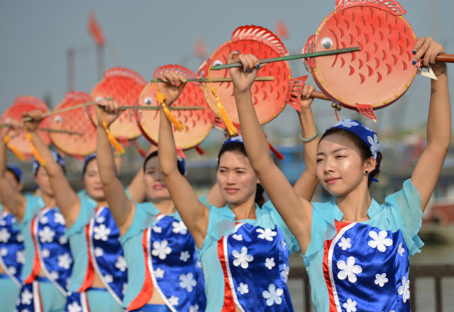 9月24日,江苏省洪泽县艺人在排练洪泽湖渔鼓.新华社发(周洪明 摄)