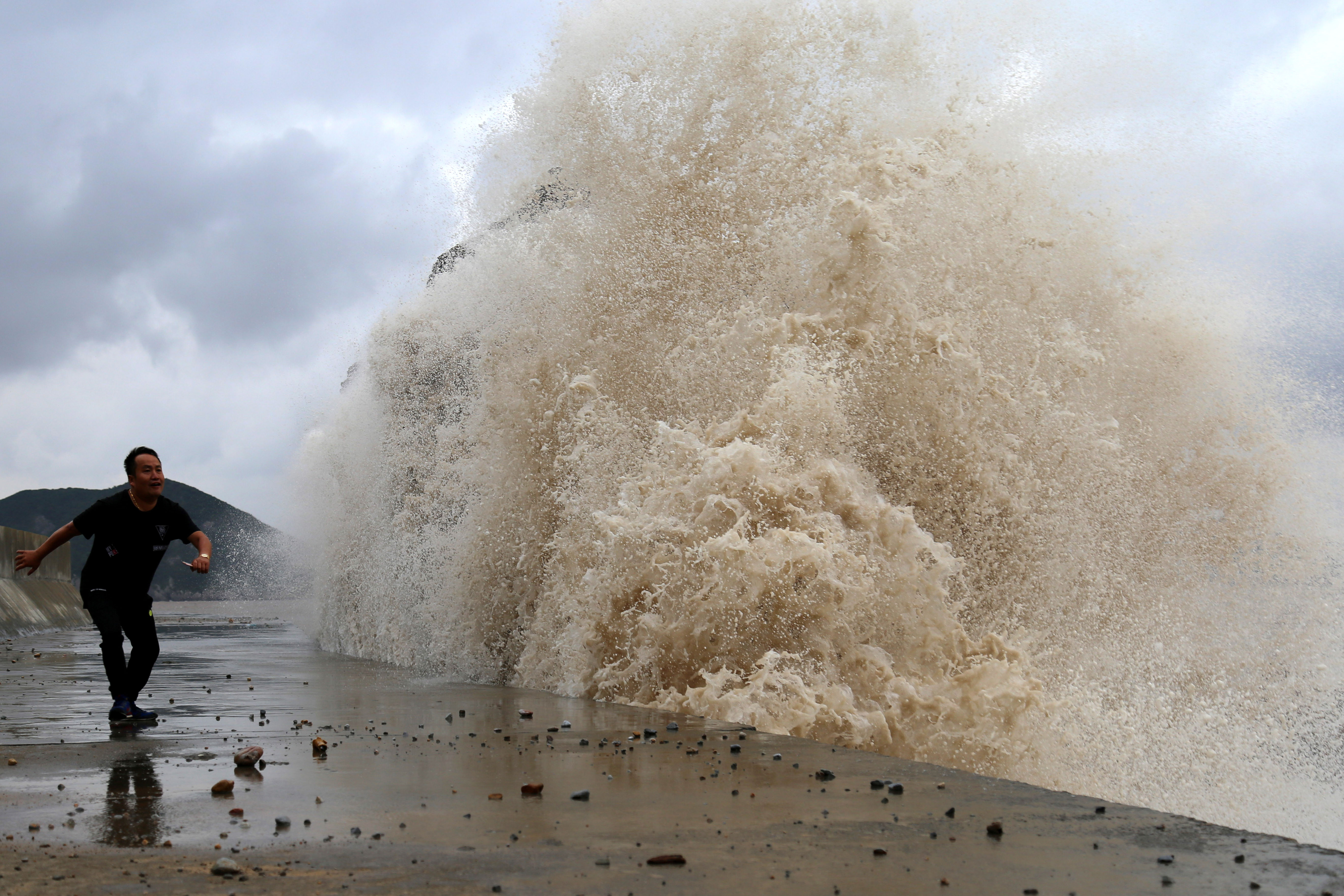 台风"马勒卡"逼近 浙江温岭海域掀巨浪