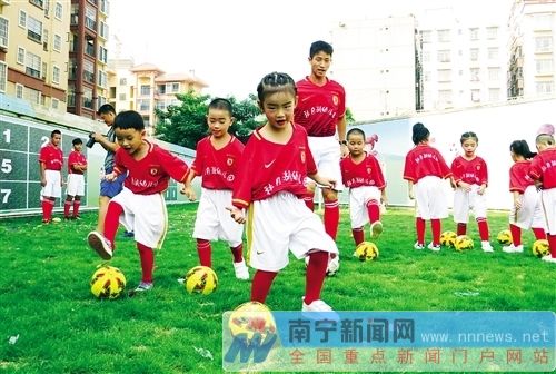 广西高校与幼儿园互建少儿足球基地 训练小国