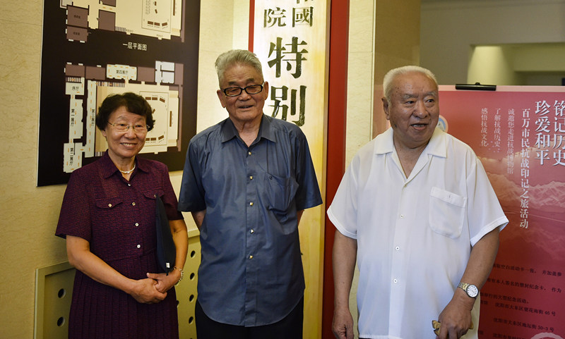 8月25日,当年特别军事法庭辩护人李长泰(右,书记员权德源(中,工作