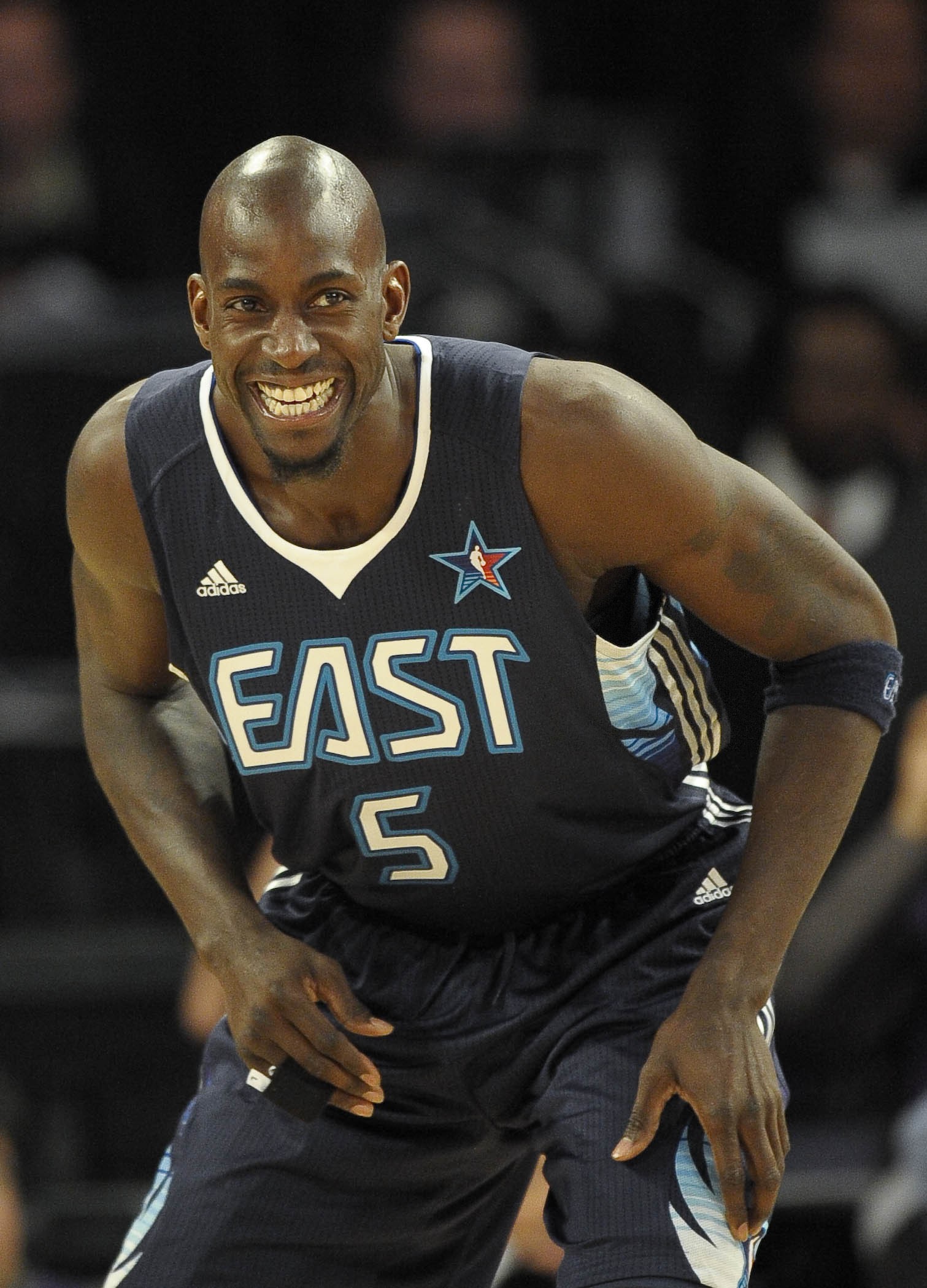 图为凯尔特人队球员加内特代表东部明星队在2009年nba全明星赛中(2009