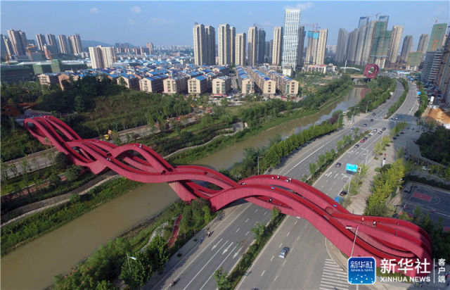 梅溪湖"中国结"步行桥扮靓长沙,你去体验了吗