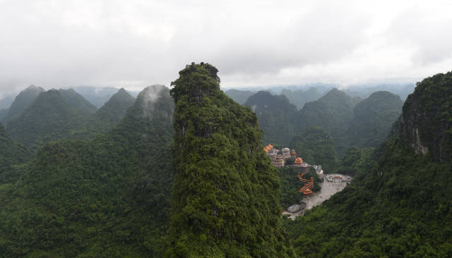 这是群山中的马山县古零镇古零村弄拉屯(10月25日摄.