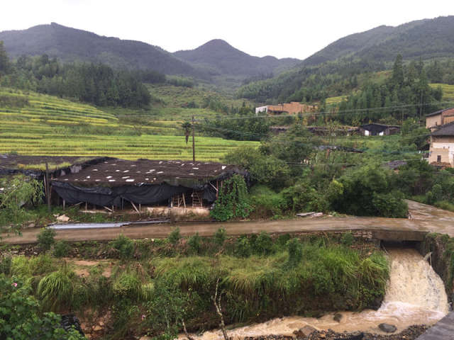 抗台风村支书周炳耀用生命点亮山村