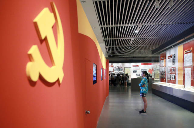 2016年6月29日，“红色记忆——纪念中国共产党成立九十五周年馆藏文献展”在国家典籍博物馆开展。新华社记者 殷刚