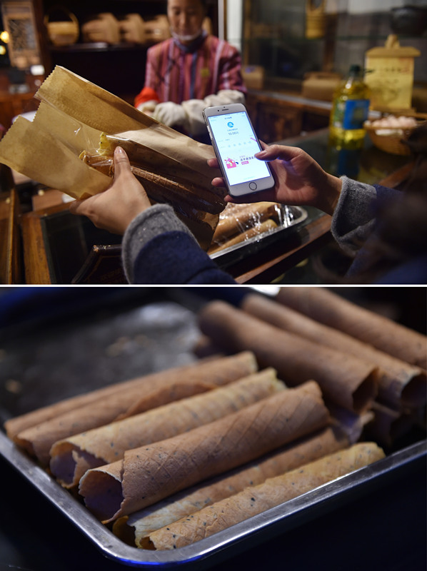 一名游客在乌镇景区使用手机支付宝购买蛋卷(11月14日摄,拼版照片)。免去现金的无线支付在乌镇已十分普及。 一名游客在乌镇景区使用手机支付宝购买蛋卷(11月14日摄,拼版照片)。免去现金的无线支付在乌镇已十分普及。