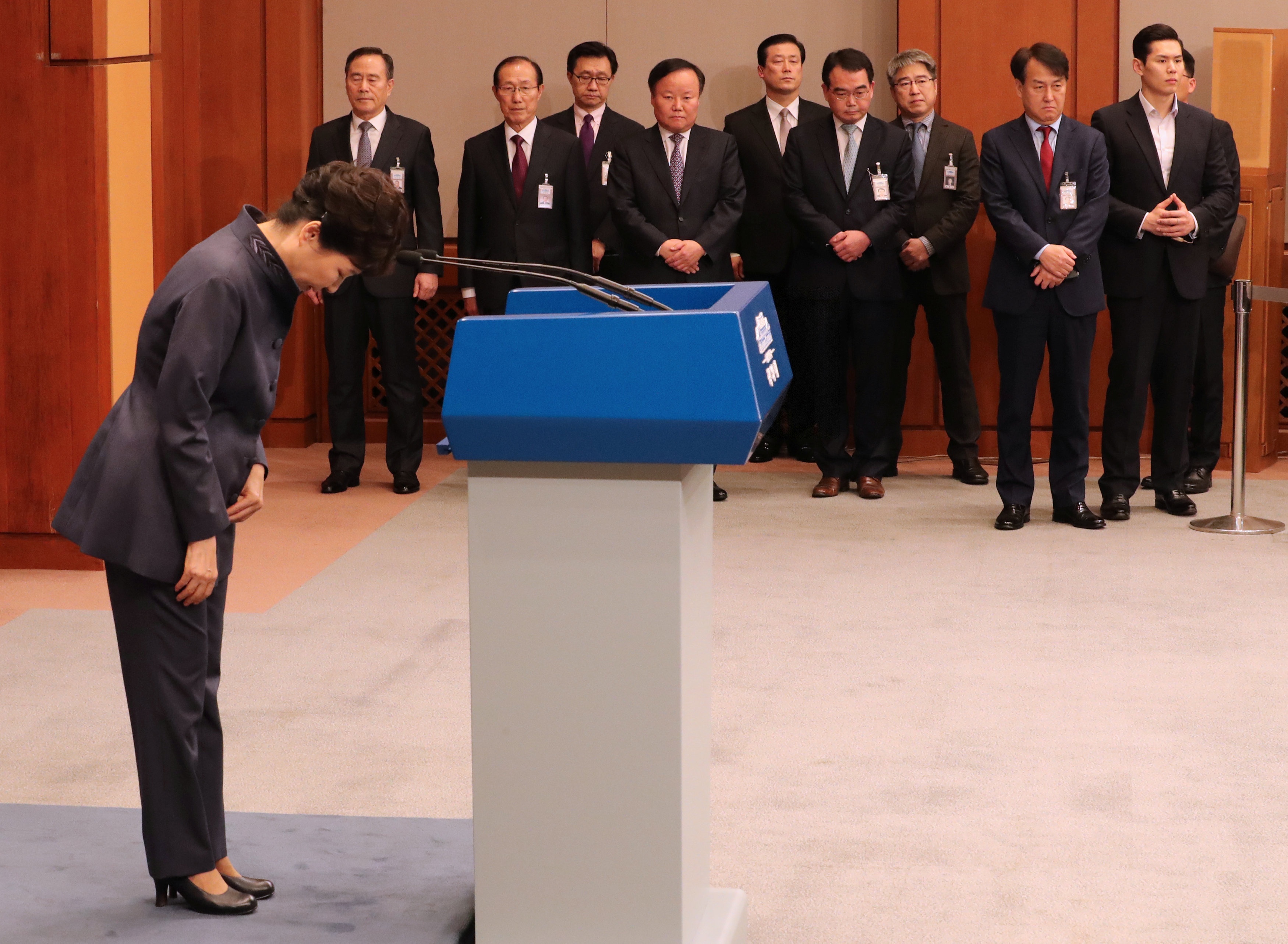 就曾向亲信崔顺实事先泄露演讲稿等文件一事向韩国国民鞠躬道歉