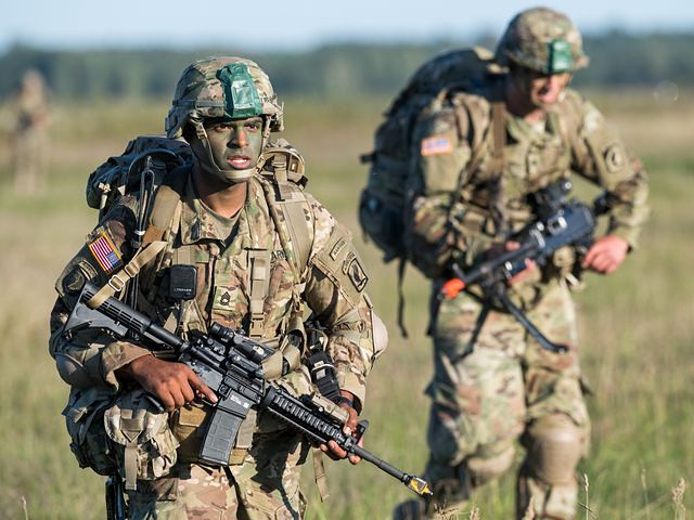 资料:9月13日,美国第173空降旅士兵在立陶宛茹克拉进行空降训练.