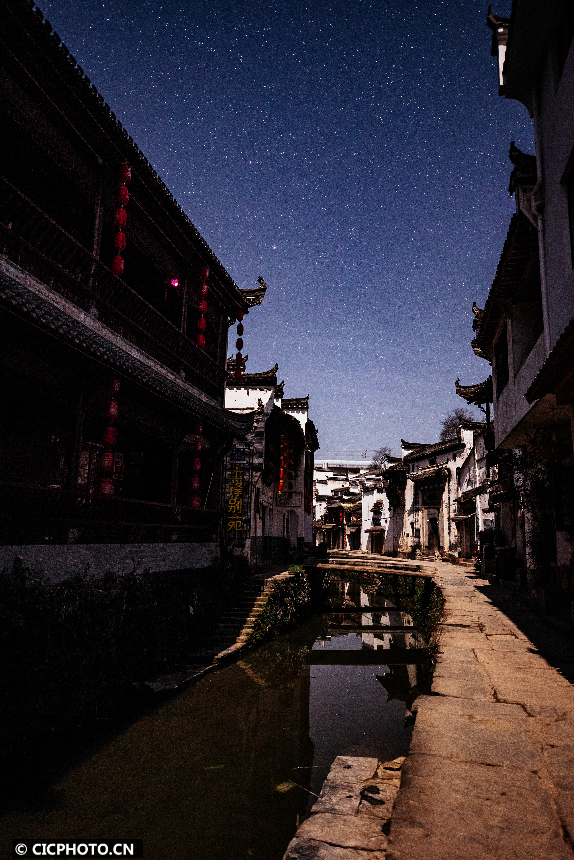 1月1日,新年伊始,点点繁星装点着江西省婺源李坑古镇的夜晚.