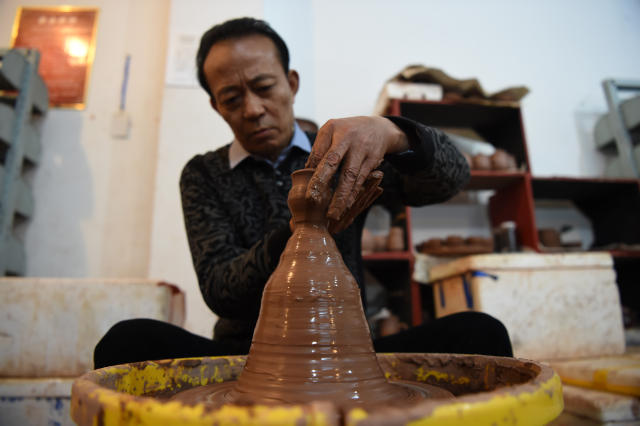 梁先才:手工制陶技艺传承者半个世纪的坚守