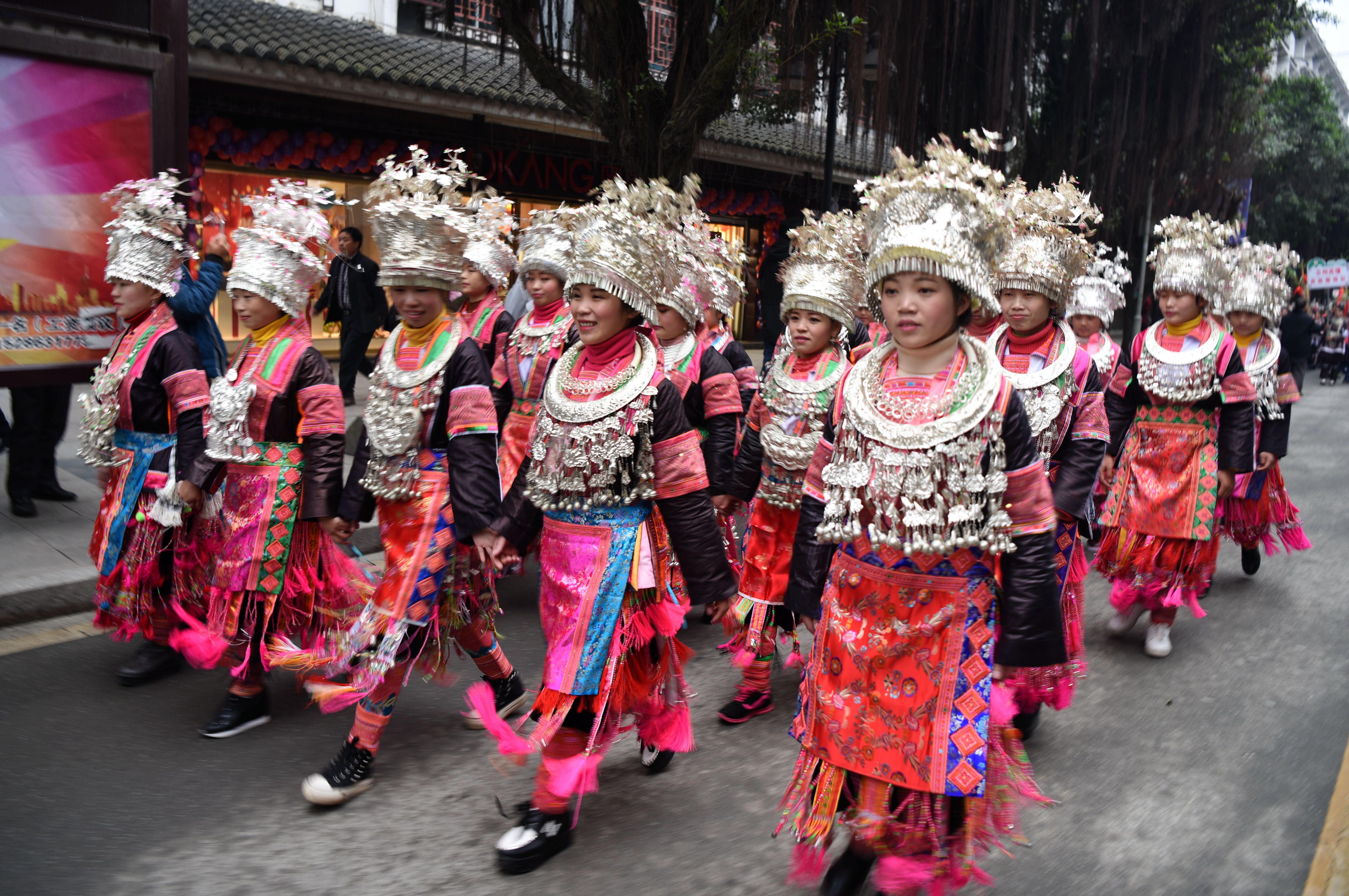 12月18日,在贵州省榕江县侗族萨玛节上,少数民族同胞身着民族服饰走在